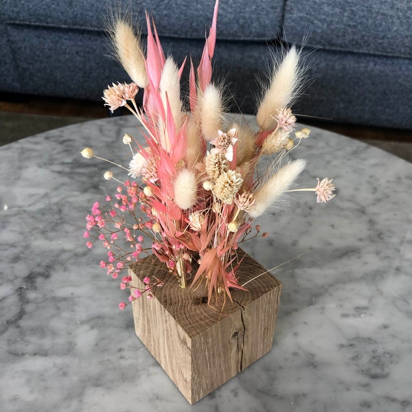 vase carre de bois massif et ses fleurs fraîche stabilisées