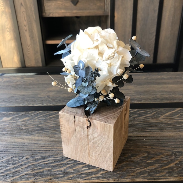 Minimalist wooden vase in stabilized flowers
