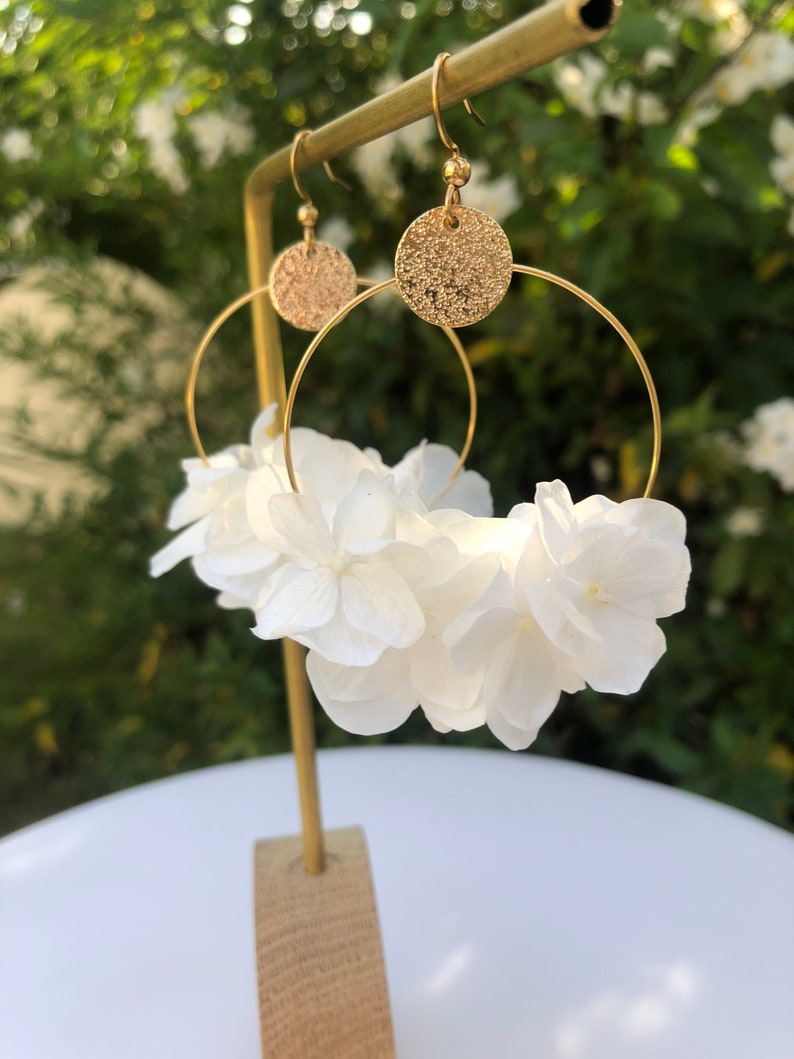 Créole en fleurs d'hortensias naturelles stabilisées. Vraie fleurs, bijoux uniques