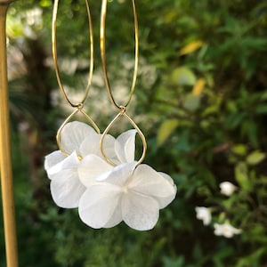Creole earring in blue hydrangea and other colors in preserved natural flowers