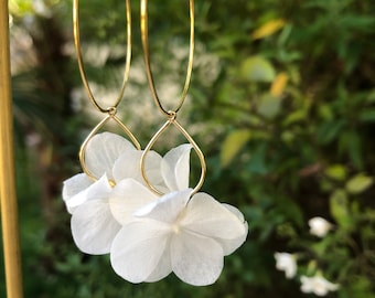 Creole earring in blue hydrangea and other colors in preserved natural flowers