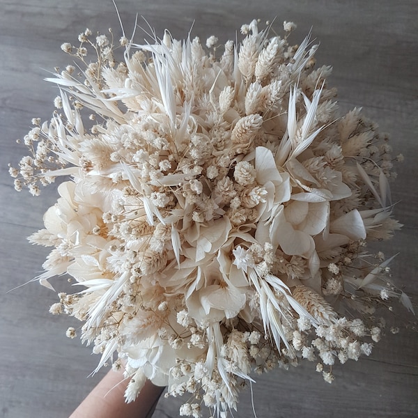 bouquet of stabilized and dried natural flowers