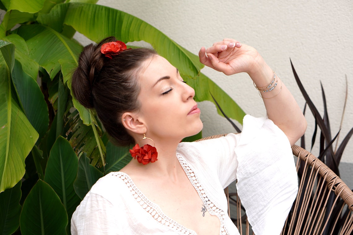 Boucle d'oreille créole en hortensia rouge naturelles | Etsy