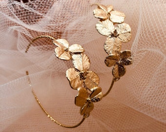 Créole incrustée de fleur d'or, créole fleurs
