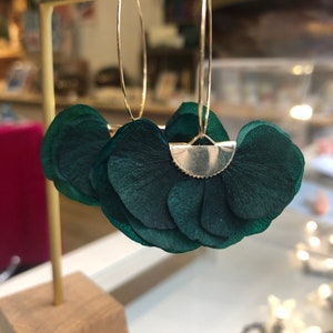 Half-moon earrings in preserved hydrangeas