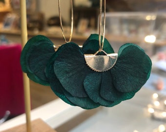 Half-moon earrings in stabilized hydrangeas