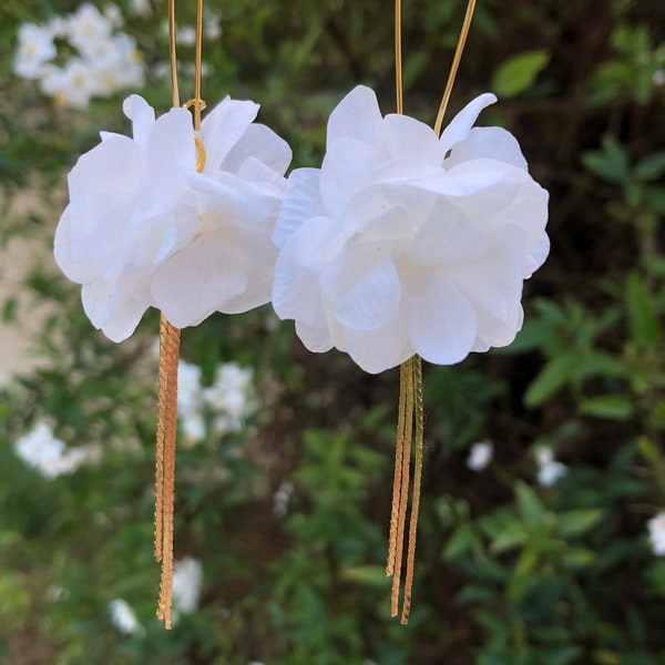 Boucle d'oreille pompon sur chaîne en fleurs d'hortensia fraîches stabilisées