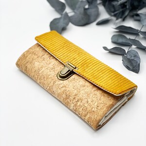 Cartera de corcho en amarillo curry: ¡Elegante, espaciosa y perfecta para viajar! Cartera de pana y corcho, monedero, cartera para mujer.