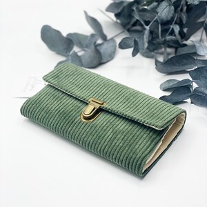 Portemonnaie Cord, Cordportemonnaie tannengrün: Stilvoll, geräumig & perfekt für unterwegs! Geldbörse Cord grün, Geldbeutel cord, Portmonee