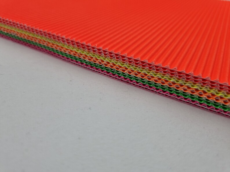 Cartoncino ondulato a coste neon 10 fogli 30 cm x 21 cm Scrapbook Quilling Gioielli Carta Perline Papercraft immagine 3
