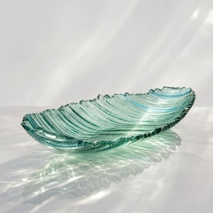Bol gondole en verre fusionné vert d'eau : plateau d'art moderne fait main