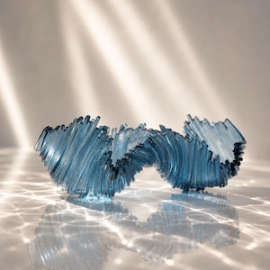 Escultura de vaso em vidro fundido azul: peça central de arte abstrata feita à mão, castiçal moderno
