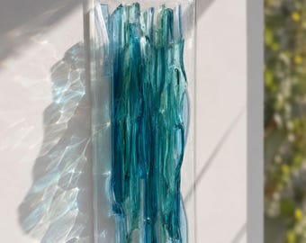 Cuadro de pared de vidrio fusionado hecho a mano, panel abstracto 3D azul océano, decoración náutica costera.