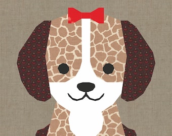 Puede incluir: Ilustración de un perro caprichoso con un lazo rojo. El cuerpo del perro presenta un estampado de jirafa, con orejas estampadas de color rojo oscuro. El perro tiene una cara blanca y una nariz y ojos negros. El fondo es de color beige neutro.