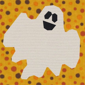 Pode incluir: Um fantasma branco com um rosto sorridente preto sobre um fundo amarelo com bolinhas marrons e laranja.
