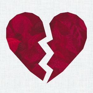 Puede incluir: Imagen digital de un corazón roto. El corazón es de color rojo intenso con una apariencia texturizada, dividido por una línea blanca en zigzag. El fondo es blanco claro y texturizado.