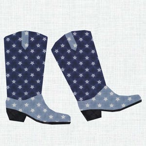 Puede incluir: Un par de botas de vaquero con un patrón de estrellas blancas sobre fondo azul marino. Las botas tienen un pie y un cuello azul claro, con tacones negros. El diseño evoca un tema patriótico.