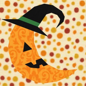 Könnte beinhalten: Ein schwarzer Hexenhut mit grünem Band sitzt auf einem sichelförmigen Kürbis mit einem Jack-o'-Lantern-Gesicht. Der Hintergrund ist ein gelbes und oranges Punkte-Muster.