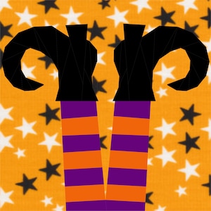 Könnte beinhalten: Ein Paar schwarze Hexenstiefel mit lila und orangefarbenen, gestreiften Strümpfen vor einem Hintergrund aus weißen und schwarzen Sternen auf einem orangefarbenen Stoff.