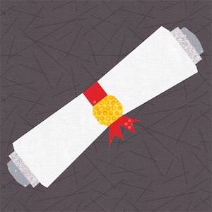 Puede incluir: Un diploma blanco enrollado con una cinta roja y un sello de cera amarillo. El diploma está sobre un fondo gris oscuro con líneas blancas.