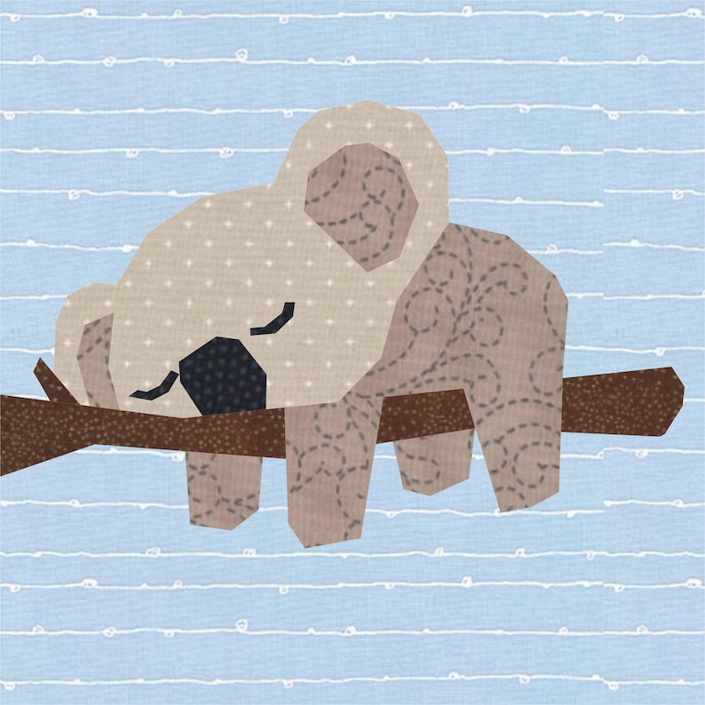 K&ouml;nnte beinhalten: Ein braunes und graues Koalab&auml;rchen schl&auml;ft auf einem braunen Ast. Der Koala ist aus Stoff gefertigt und hat ein gesticktes Design.