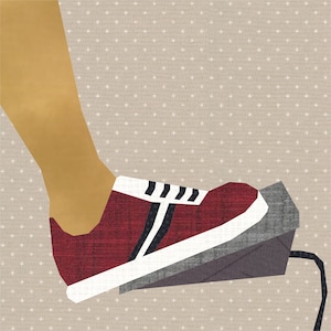 Könnte beinhalten: Ein rot-weißer Sportschuh mit schwarzen Streifen steht auf einer grauen Plattform mit strukturierter Oberfläche.