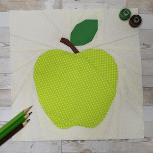 Apple a Day, Foundation Paper Piecing Pattern, Quilt Block, PDF Pattern, 4 Größen