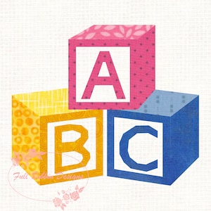 Op de afbeelding: Drie kleurrijke stoffen blokken met de letters A, B en C. De blokken zijn roze, geel en blauw, met witte randen en de letters in het midden. Het roze blok heeft een bloemenpatroon, het gele blok heeft een stippenpatroon en het blauwe blok heeft een subtiel patroon.