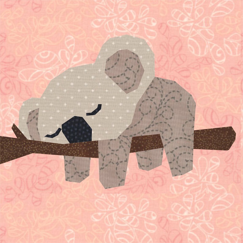 K&ouml;nnte beinhalten: Ein grauer Koalab&auml;r mit schwarzen Augen und einer braunen Nase schl&auml;ft auf einem braunen Ast. Der Koala befindet sich auf einem rosa Hintergrund mit einem wei&szlig;en Blumenmuster.