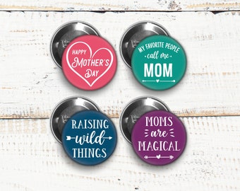 GB05589 Worlds Best Mum Wooden Painted Decorative Gifting Pin Badge for Clothing Jackets Accessory DIY Bags on Backing Card Mothers Day Birthday Aniversary