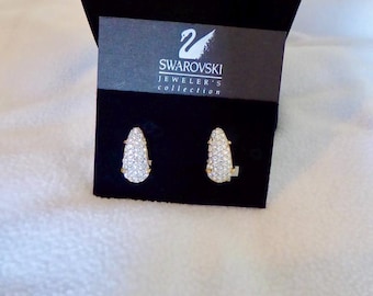 Pendientes de clip con cristales pavé de la colección de joyería Swarovski, engastados en chapado en oro, con forma de lágrima, estilo vintage, sin usar.