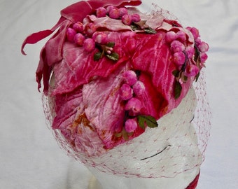 Vintage rosa Blumen-Fascinator-Hut mit Schleiernetz, ca. 40er Jahre, ein Original von Dayne