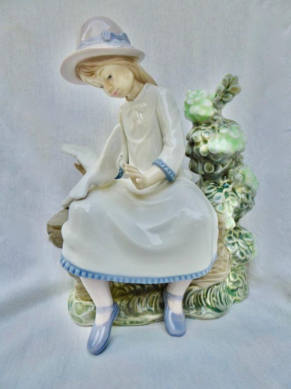 リヤドロNAO磁器製置物：ベンチで鳩に餌をやる少女、1980年代の大型