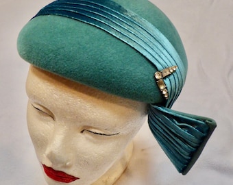 Vintage 1950's Hat Turquoise Blue Felt Ladies Cap With Crushed Velvet Band & Rhinestone Accent