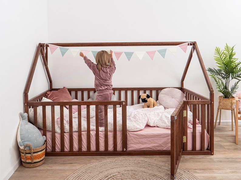 Montessorisäng, Golvsäng för småbarn, Lekplats inomhus, Sängram i trä, Småbarnssäng, Lekstuga, Montessorimöbler, Lekrumsinredning bild 5