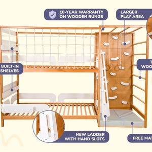 Pu&ograve; includere: Letto a castello in legno con parete da arrampicata, anelli e scala. Include mensole integrate, 10 anni di garanzia sui pioli in legno e un materassino gratuito. La scala ha fessure per le mani e l'area giochi &egrave; pi&ugrave; grande.