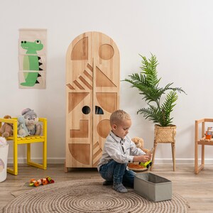 wooden bookshelf
kindergarderobe
closet organizer
toys storage
toddler wardrobe
kleiderschrank
möbel
gift for baby
storage
montessori bookshelf
kids furniture
nursery bookshelf