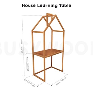 K&ouml;nnte beinhalten: Lerntisch aus Holz in Hausform mit zwei Ablagen. Der Tisch ist 170 cm hoch, 70 cm breit und 50 cm tief.