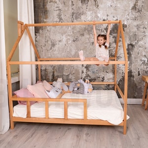 Montessori Furniture, Wooden Bed, Climbing Bed, Queen Bed Frame, Children Bedroom, Modern Kids, Nursery Decor, 
Toddler climbing gym	Indoor playground	kids teepee	low platform bed	kinderzimmer	montessori spielzeug	montessori bett	Montessori climber