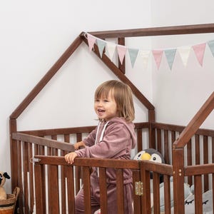 Montessorisäng, Golvsäng för småbarn, Lekplats inomhus, Sängram i trä, Småbarnssäng, Lekstuga, Montessorimöbler, Lekrumsinredning bild 4