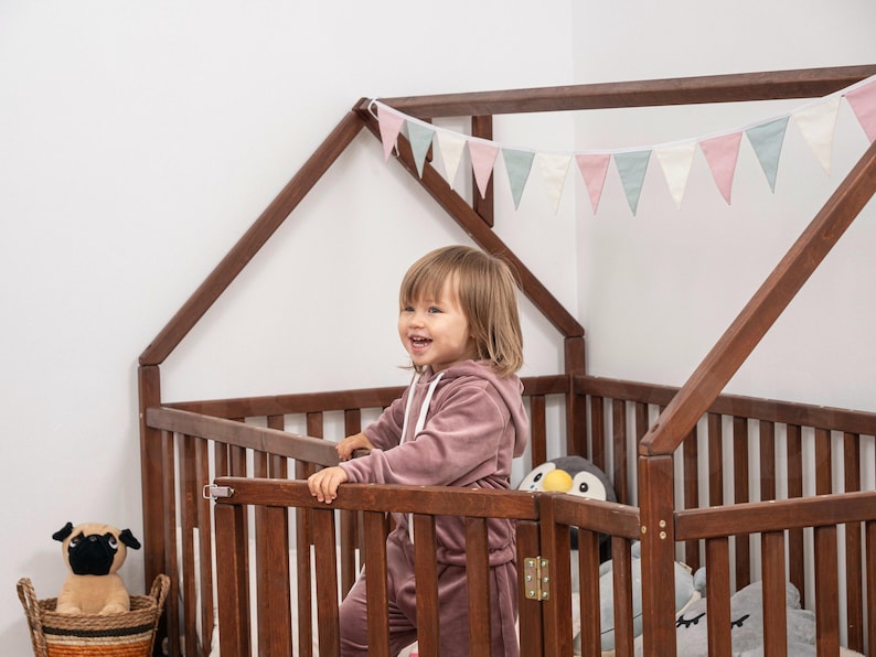 Montessorisäng, Golvsäng för småbarn, Lekplats inomhus, Sängram i trä, Småbarnssäng, Lekstuga, Montessorimöbler, Lekrumsinredning bild 4