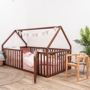 Montessorisäng, Golvsäng för småbarn, Lekplats inomhus, Sängram i trä, Småbarnssäng, Lekstuga, Montessorimöbler, Lekrumsinredning bild 6