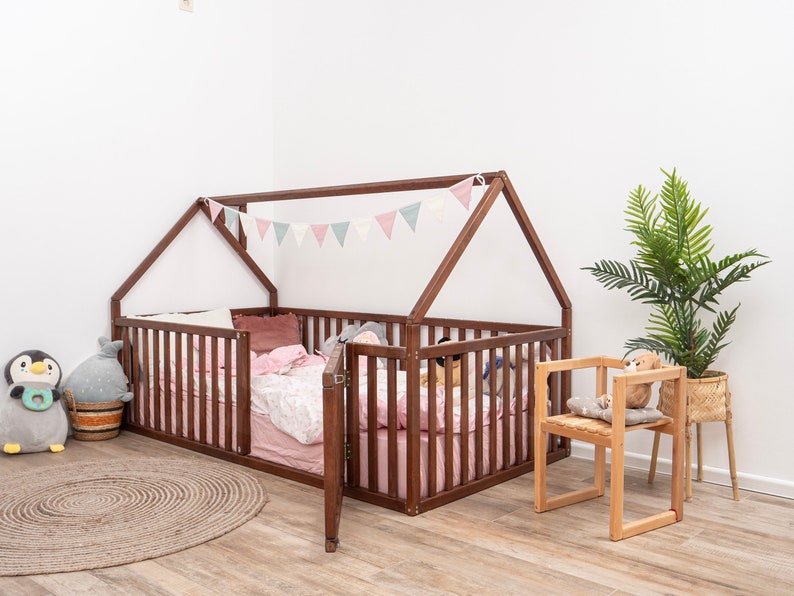 Montessorisäng, Golvsäng för småbarn, Lekplats inomhus, Sängram i trä, Småbarnssäng, Lekstuga, Montessorimöbler, Lekrumsinredning bild 6