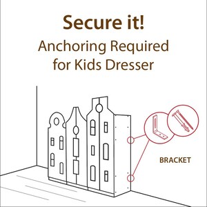 Op de afbeelding: Lijntekening van een commode met een waarschuwing dat verankering vereist is voor de veiligheid van kinderen. De afbeelding toont een beugel en schroeven die worden gebruikt om de commode aan de muur te bevestigen. "Secure it! Anchoring Required for Kids Dresser" staat in bruine tekst.