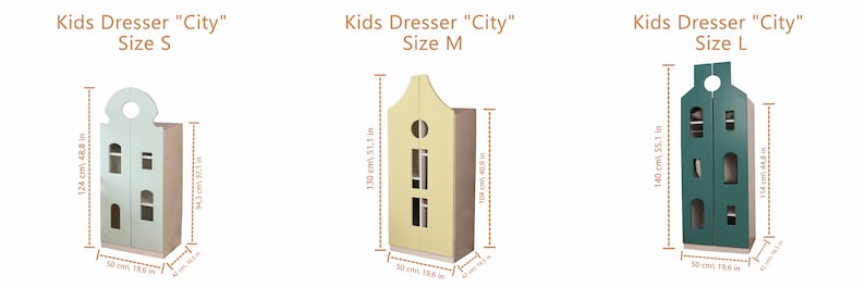 Op de afbeelding: Drie houten kinderkledingkasten in verschillende maten, met de labels "Kids Dresser "City" Size S", "Kids Dresser "City" Size M" en "Kids Dresser "City" Size L". De kasten zijn vormgegeven als huisjes met een afgerond dak en twee deuren. De kleine kast is lichtblauw, de middelste is geel en de grote is groen.