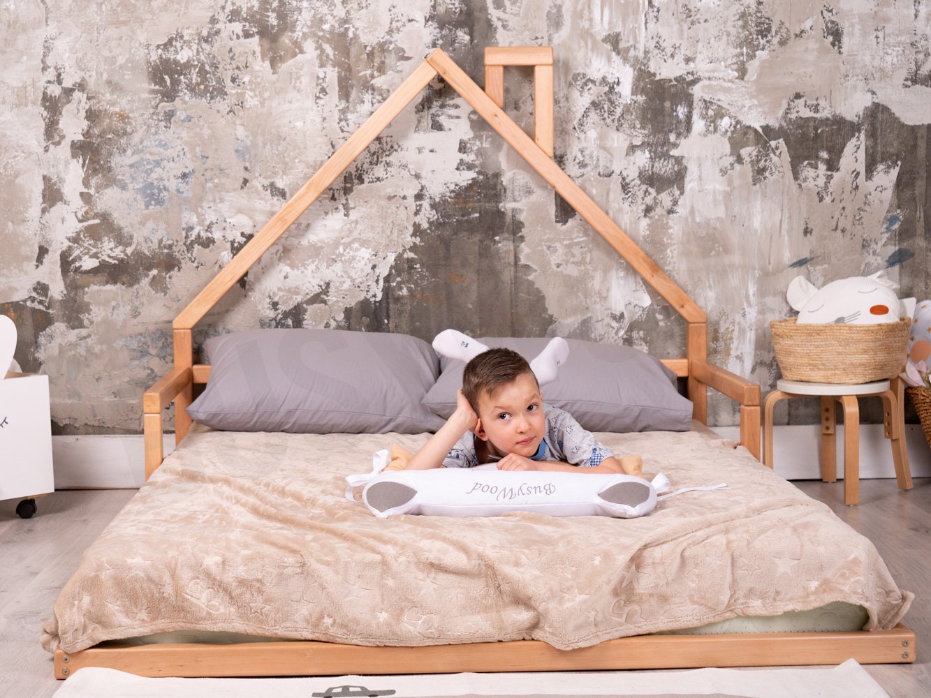 Cama con suelo de madera estilo Montessori Solución de sueño