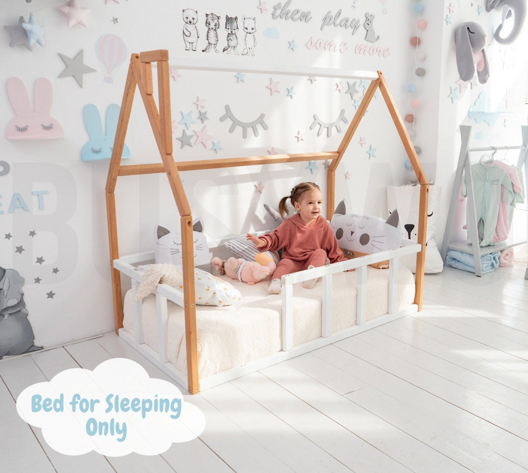 Cama Montessori tamaño Queen para niños, cama de madera para niños pequeños  con valla y puerta, cama de piso para niños y niñas, no necesita somier