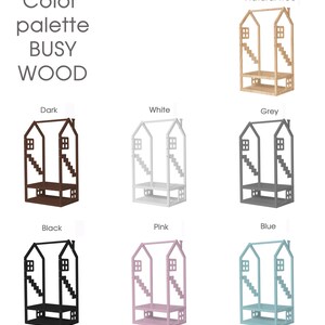 Może przedstawiać: Paleta kolor&oacute;w regał&oacute;w w kształcie domku Busy Wood w r&oacute;żnych kolorach: naturalne drewno, ciemnobrązowy, biały, szary, czarny, r&oacute;żowy i niebieski. Każdy regał ma konstrukcję schodkową i dwie p&oacute;łki.