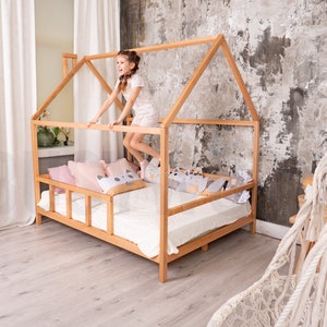 Montessori Furniture, Wooden Bed, Climbing Bed, Queen Bed Frame, Children Bedroom, Modern Kids, Nursery Decor, 
Toddler climbing gym	Indoor playground	kids teepee	low platform bed	kinderzimmer	montessori spielzeug	montessori bett	Montessori climber