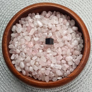 Chips sin perforar de cristal de cuarzo rosa / Chips sin perforar de piedras preciosas de cuarzo rosa natural / Piedras pequeñas caídas / 20 gramos de cuarzo rosa
